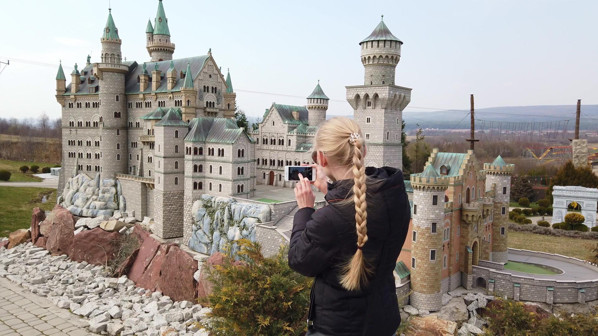 妇女走在城堡附近视频的预览图