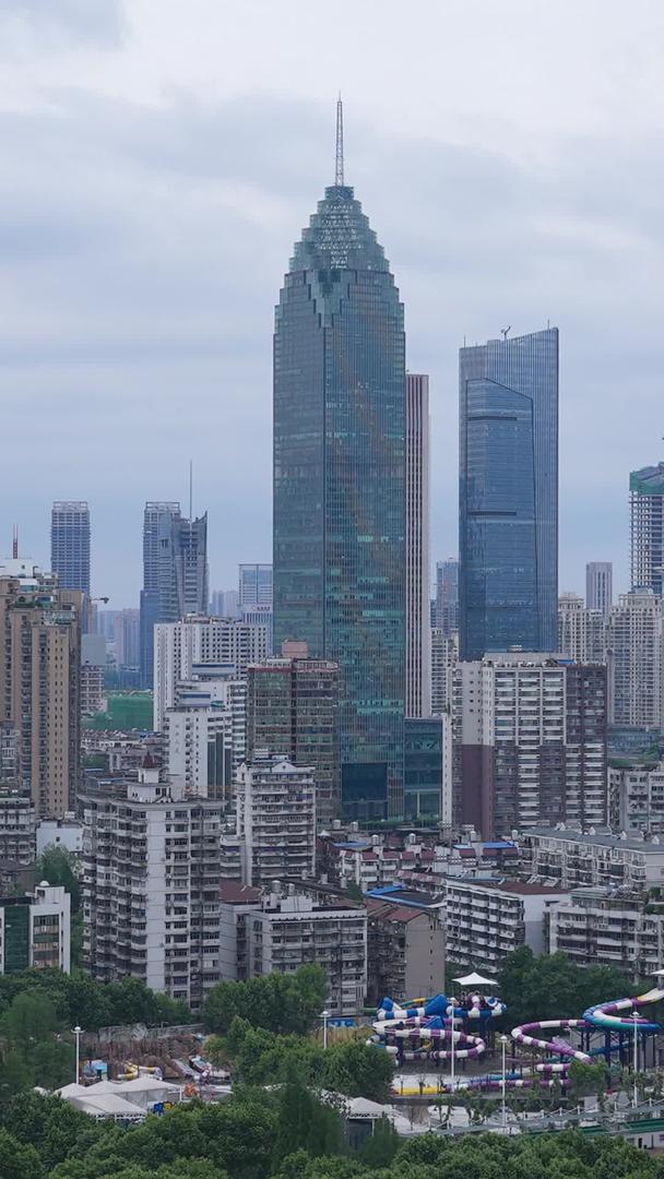武汉城市天际线天空流动的延迟摄影素材云视频的预览图