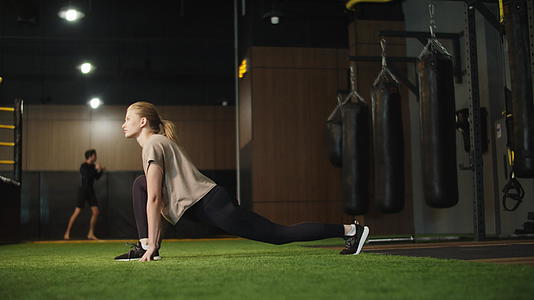 活跃的健身女性在体育俱乐部伸展视频的预览图