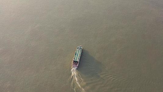 航拍武汉长江上的过江轮渡视频的预览图