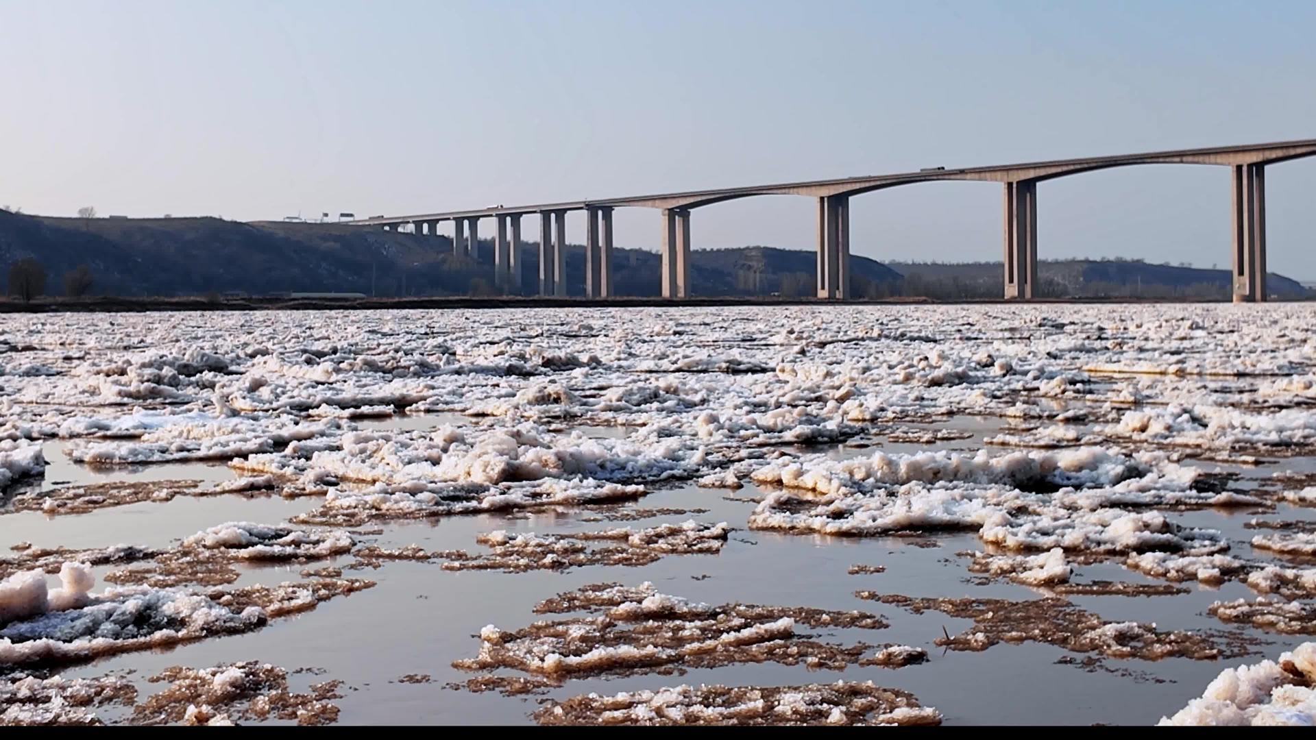 冬天黄河流凌视频的预览图