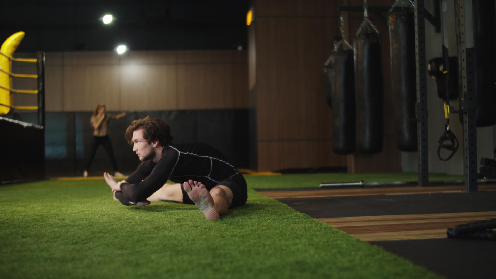 男拳击手在体育俱乐部做伸展运动视频的预览图