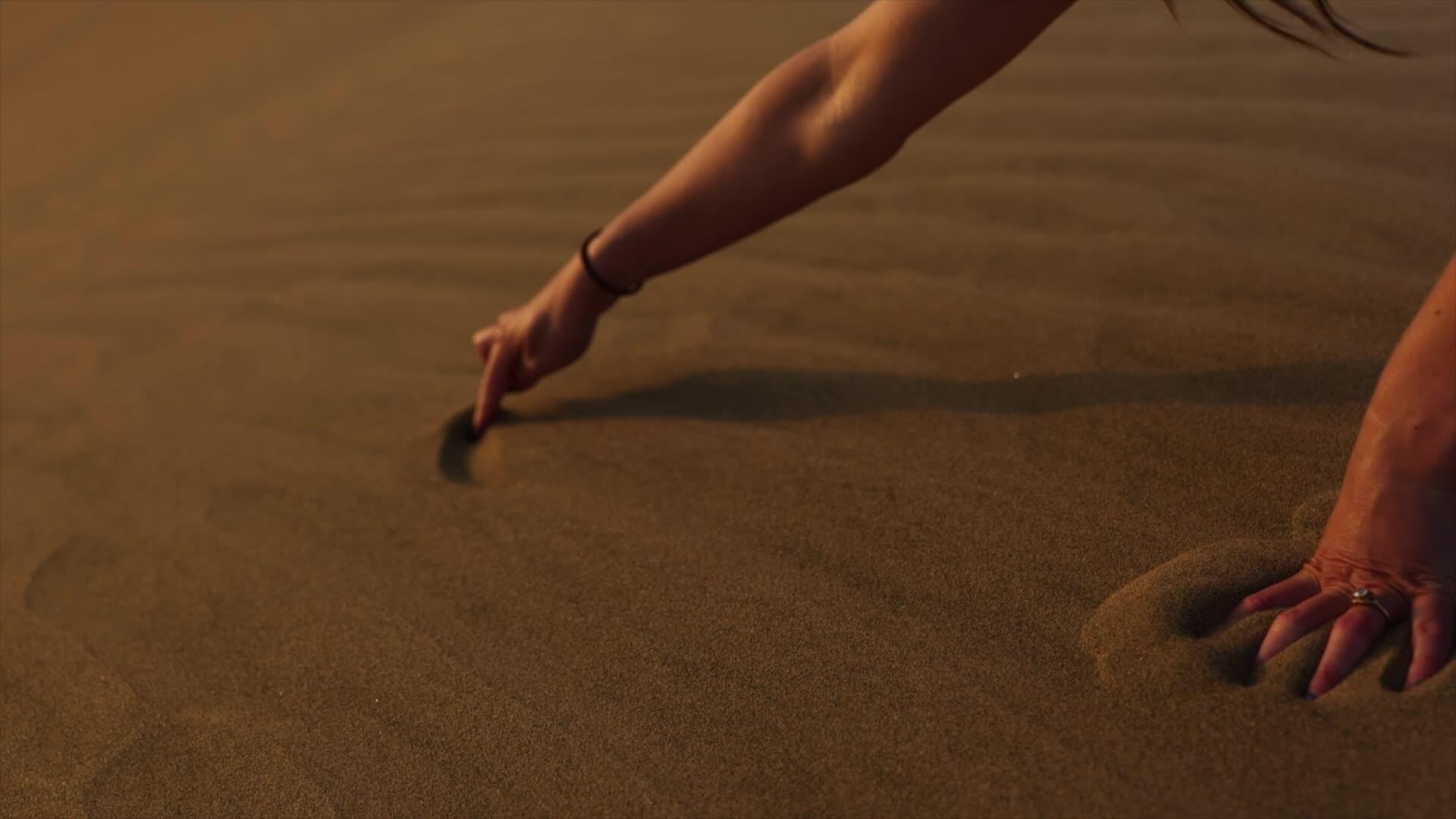 沙子中的心视频的预览图