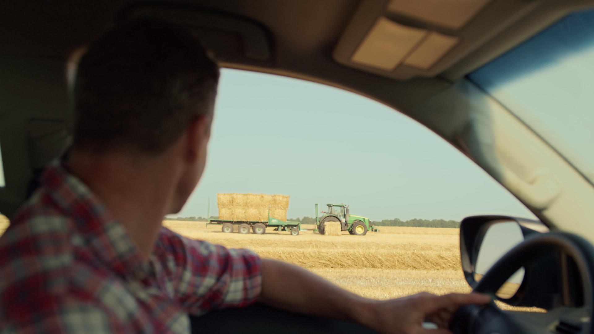 农民在农村特写镜头驾驶汽车视频的预览图