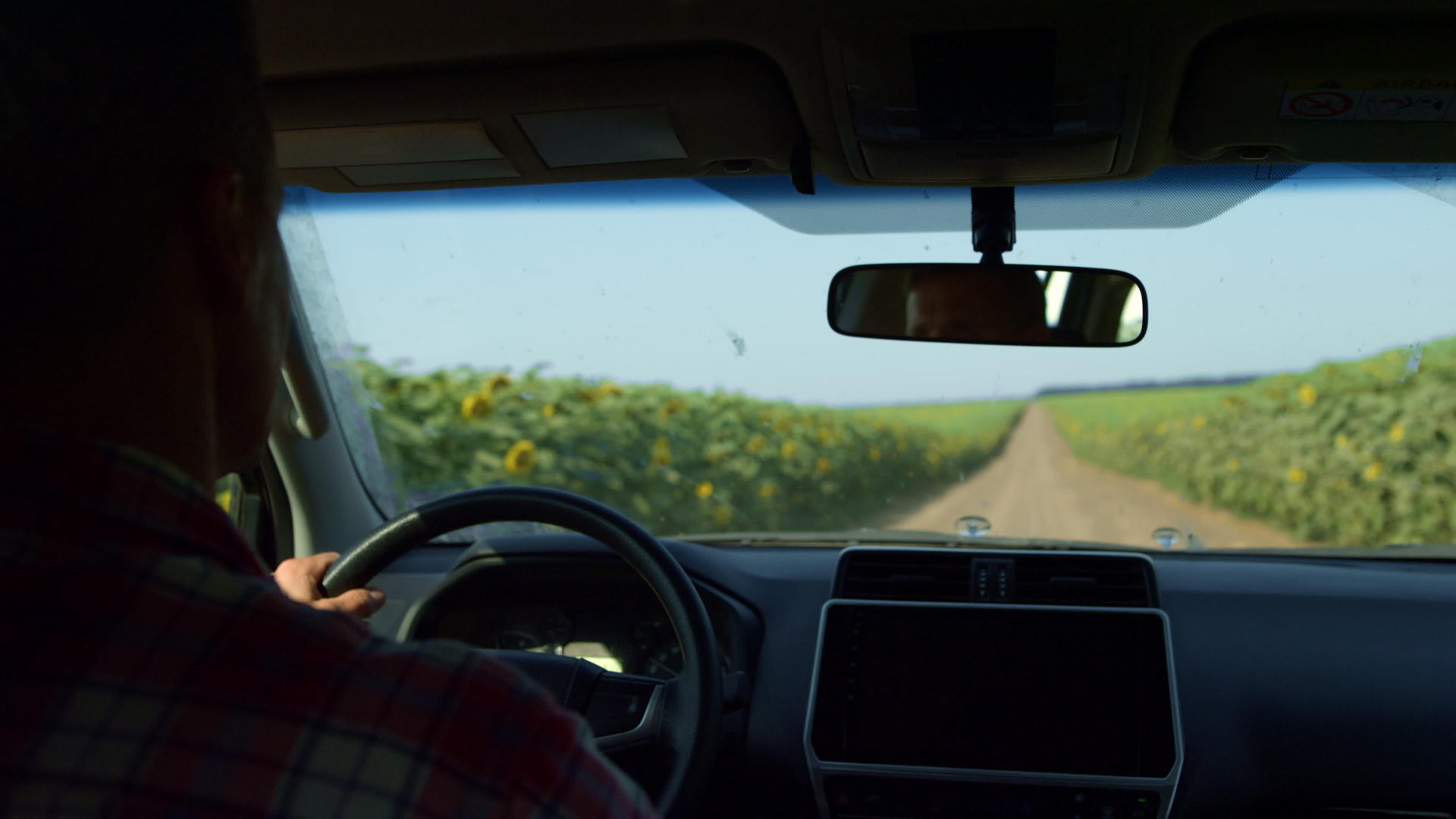 农民驾驶农村公路视频的预览图