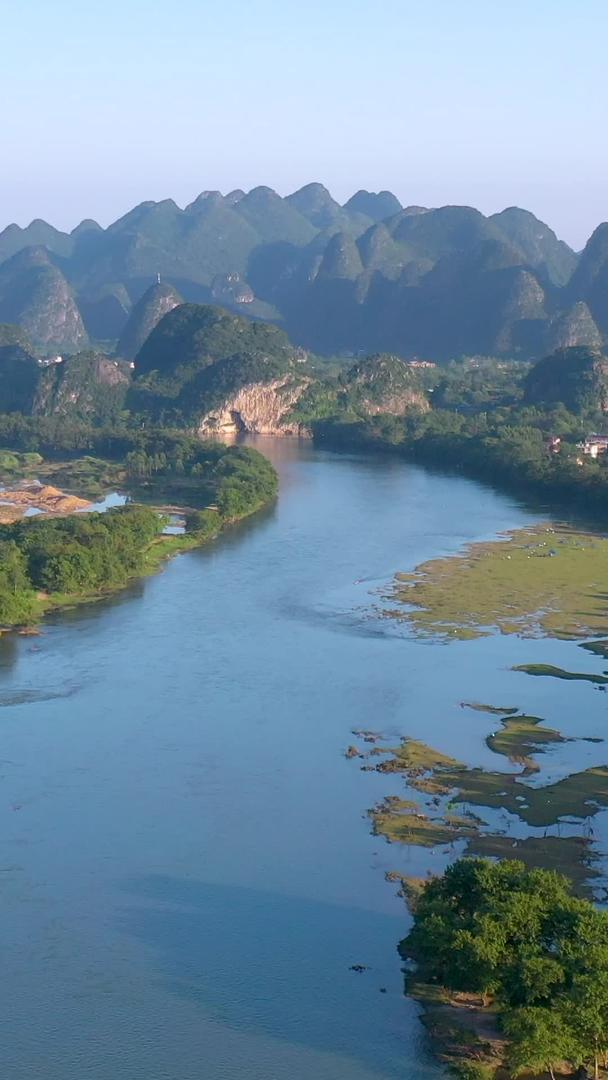 桂林山水漓江上空蓝天碧玉的航拍风光视频的预览图