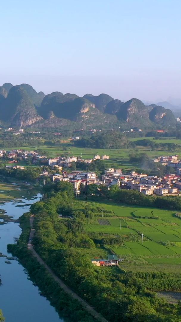 桂林山水漓江上空蓝天碧玉的航拍风光视频的预览图