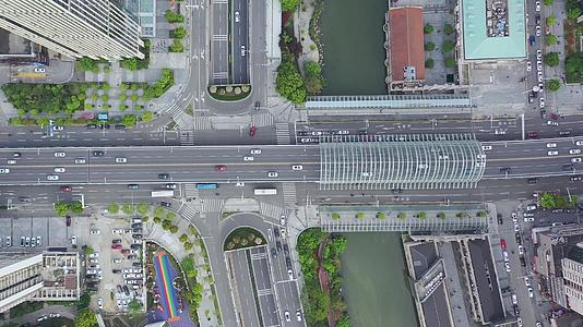 航拍城市错综复杂的立交桥和十字路口交通视频的预览图