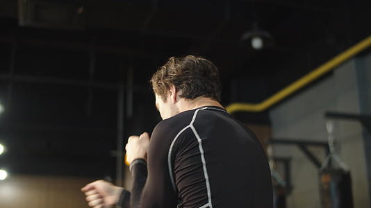 活跃的男性运动员在体育馆拳击比赛中拳击视频的预览图