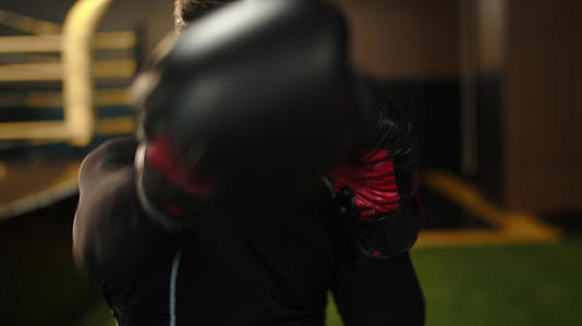 男运动员在体育俱乐部打拳击视频的预览图