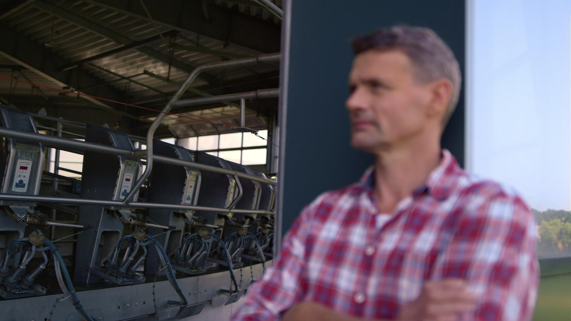 在制造设施特写镜头中农民休息奶牛场视频的预览图