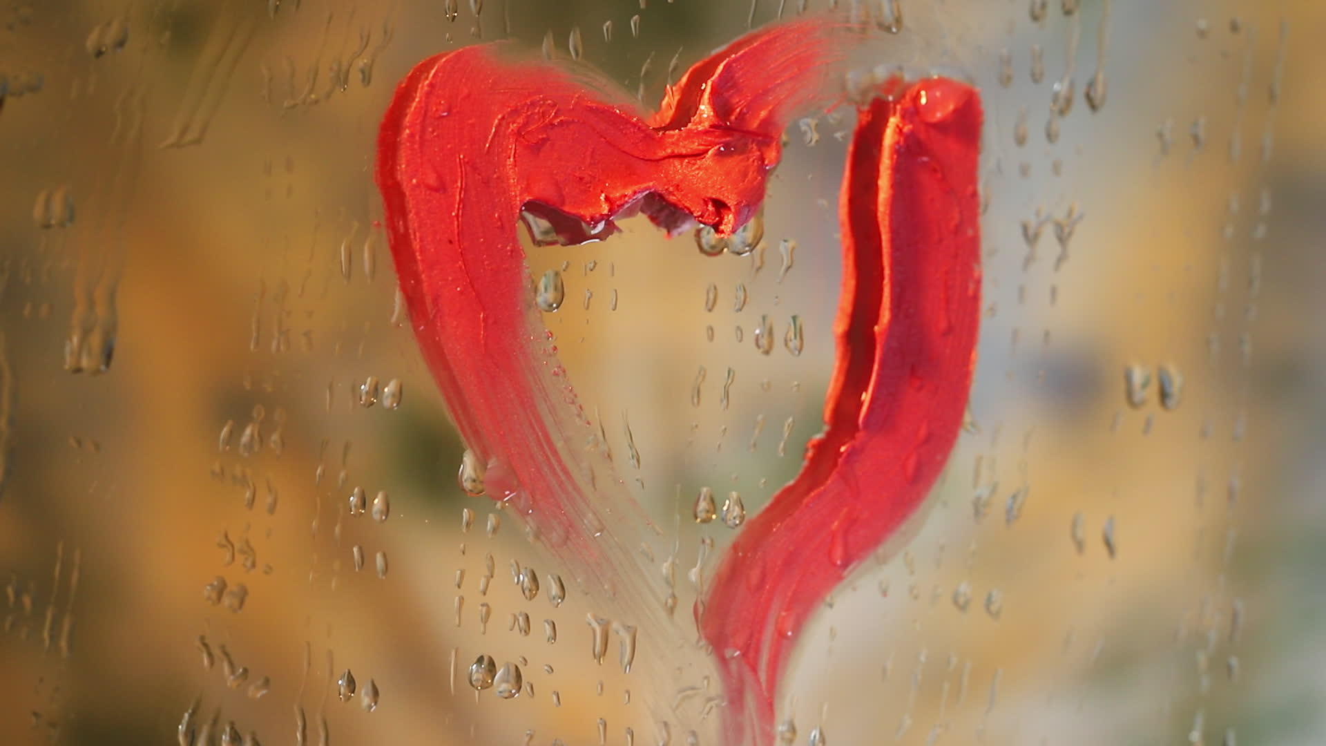 湿镜上的心脏形状视频的预览图