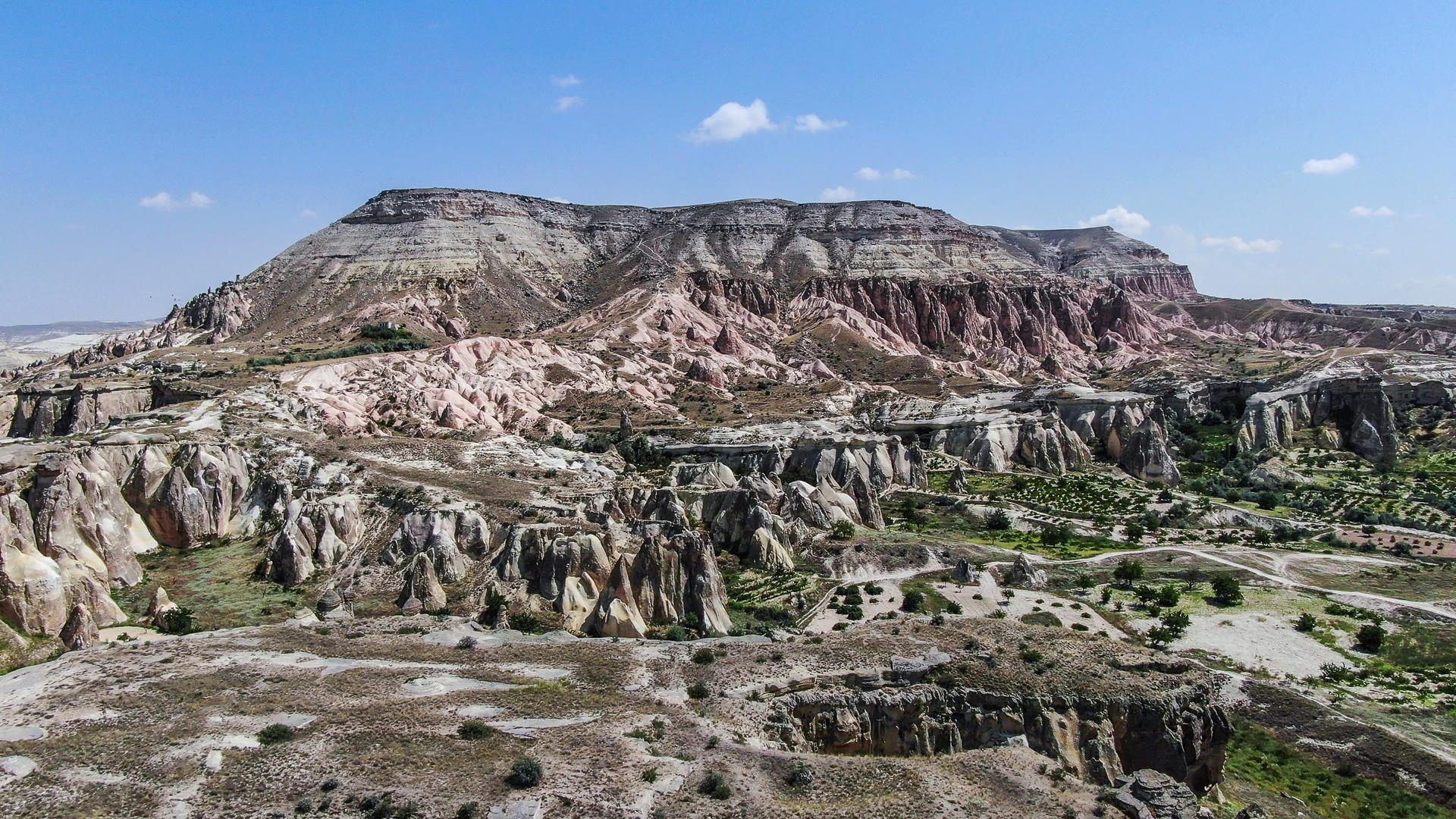无人机航拍土耳其著名旅游胜地卡帕多西亚喀斯特地貌视频的预览图