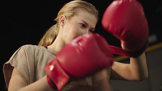 一个重体格的女孩在健身房戴着拳击手套视频的预览图