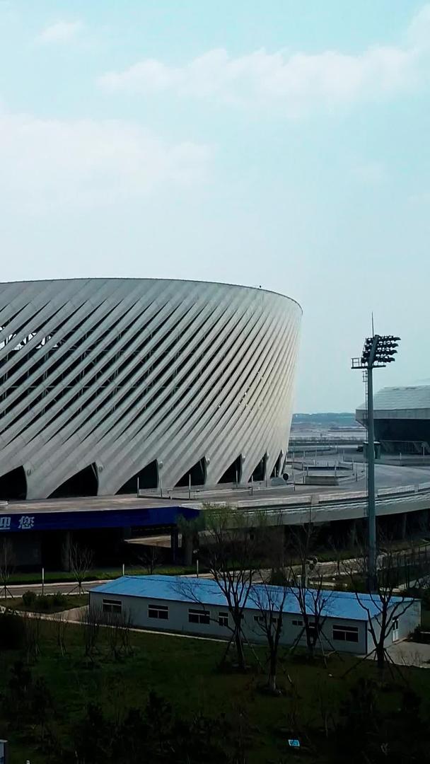 青岛市民健身中心航拍大型体育场馆高清视频的预览图