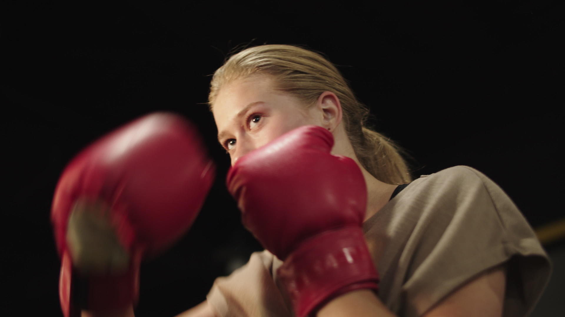 女性在体育馆打拳击视频的预览图