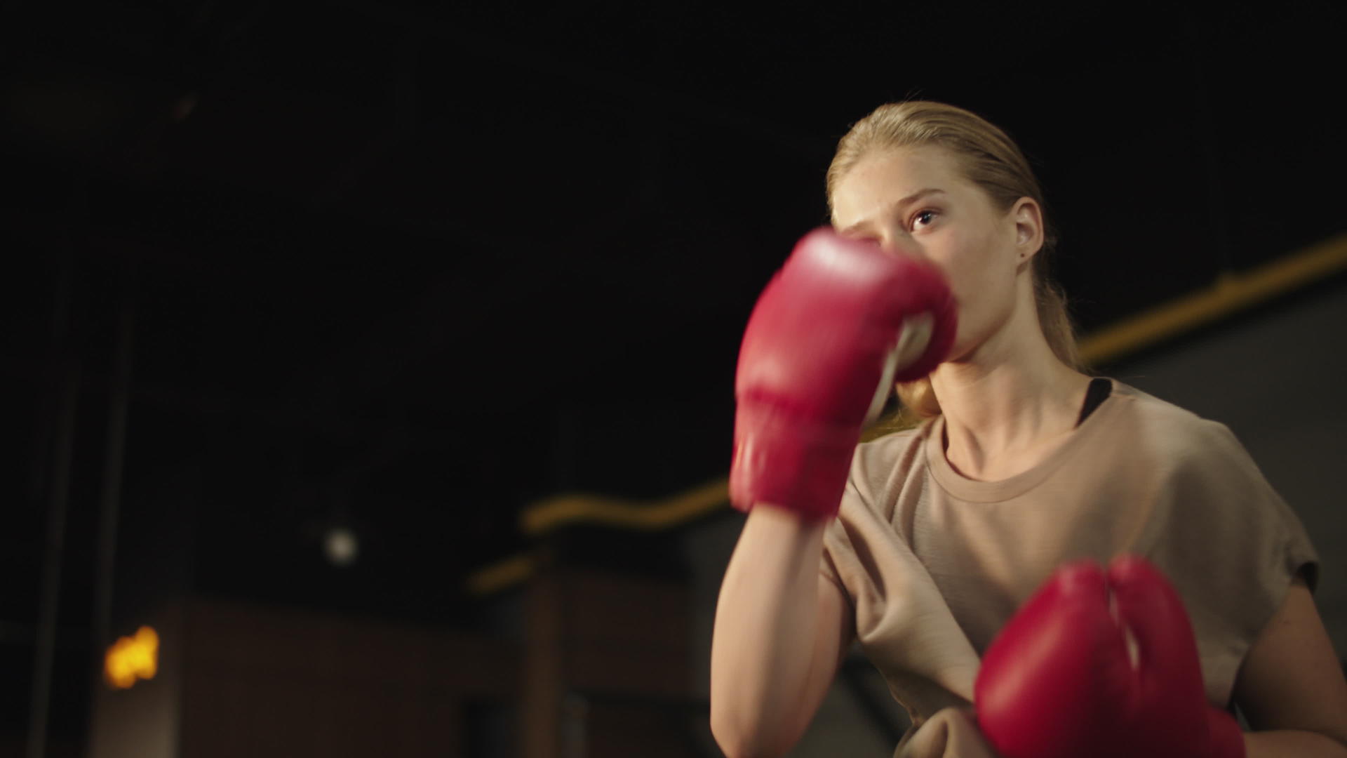 健身中心有迷人美丽的女孩拳击比赛视频的预览图