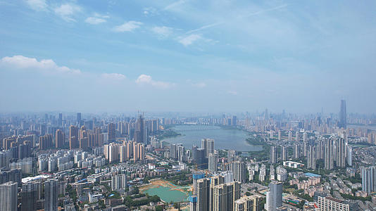 航拍城市蓝天白云晴朗天空天际线高楼湖景4k素材视频的预览图