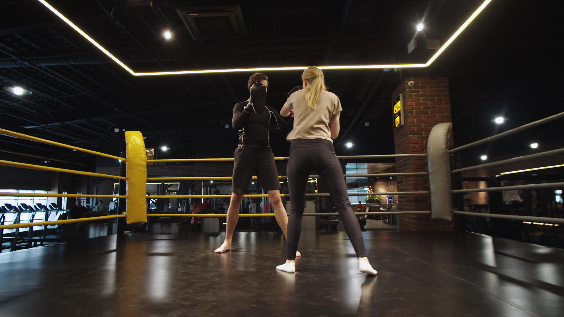 女拳击手在拳击场训练视频的预览图