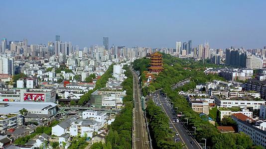 航拍武汉黄鹤楼和城市景观视频的预览图