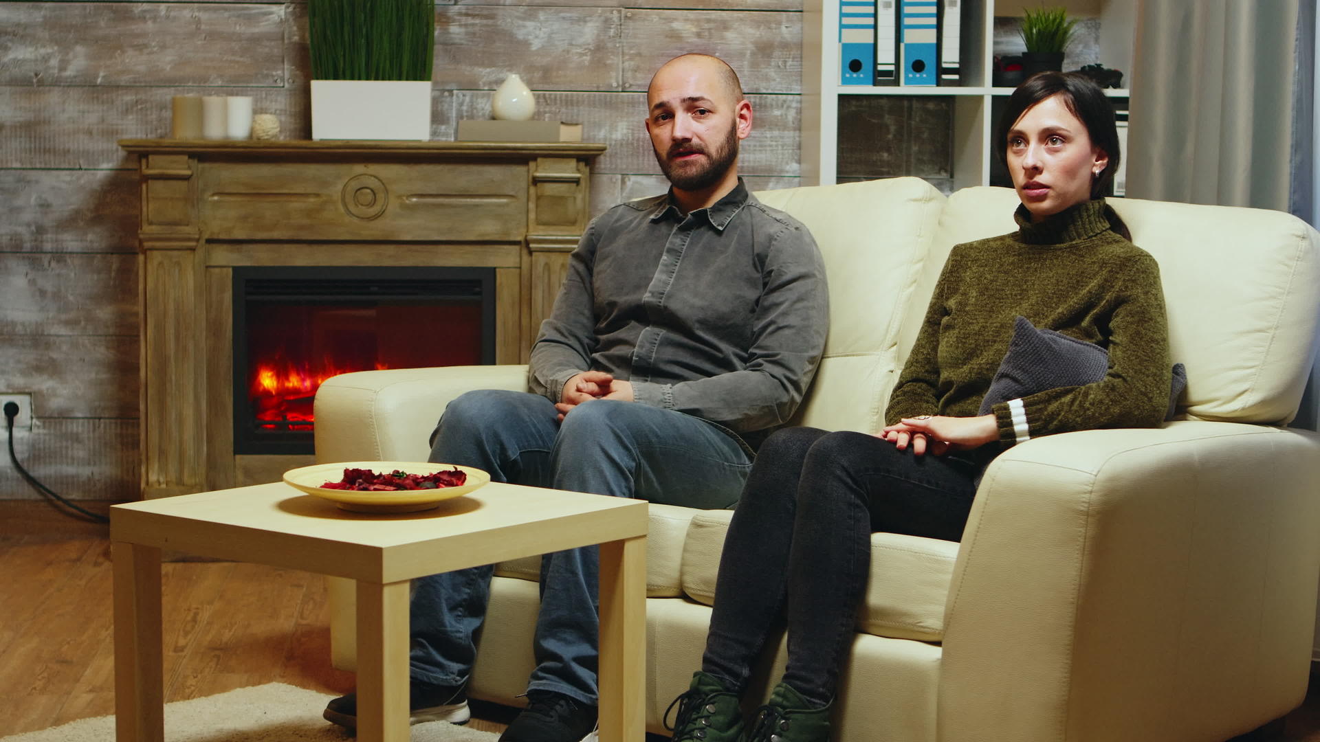 年轻紧张的夫妇坐在沙发上视频的预览图