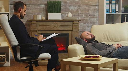 长胡子的男子躺在沙发上做情侣治疗视频的预览图