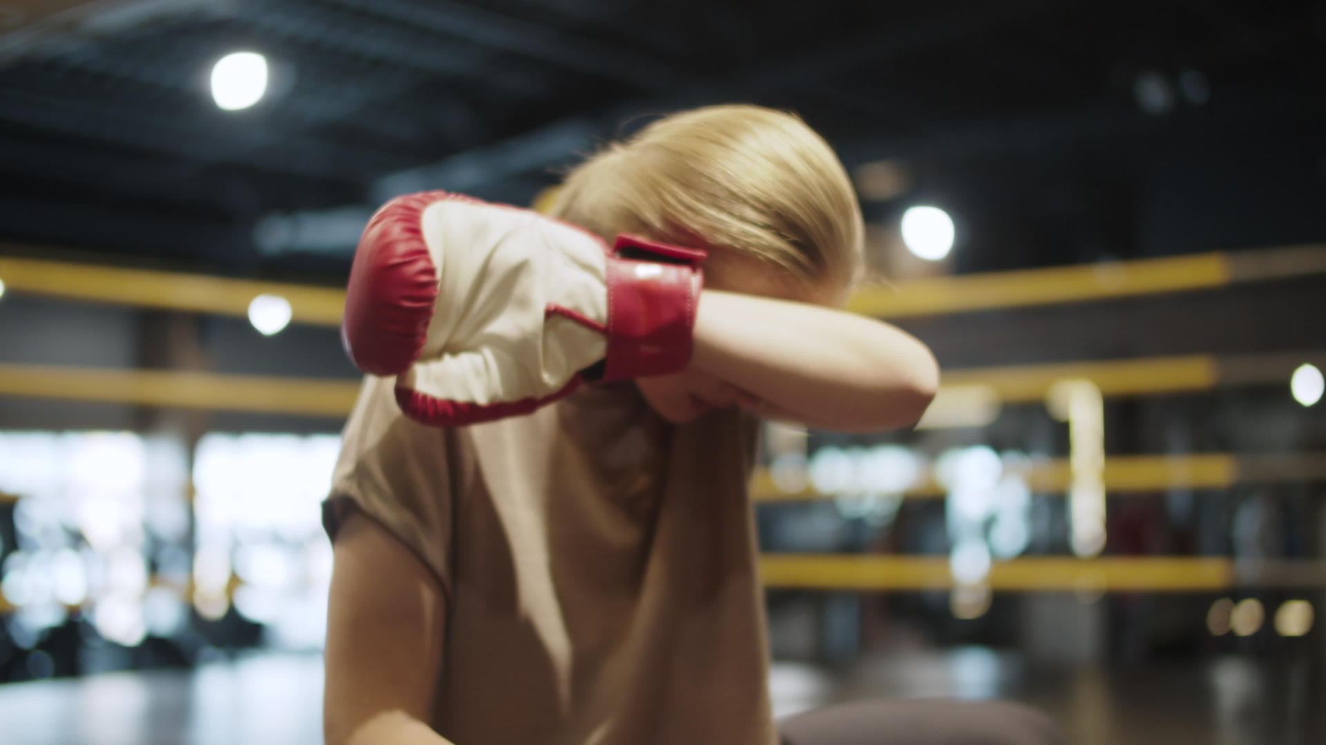 在体育俱乐部擦汗的女拳击手筋疲力尽视频的预览图
