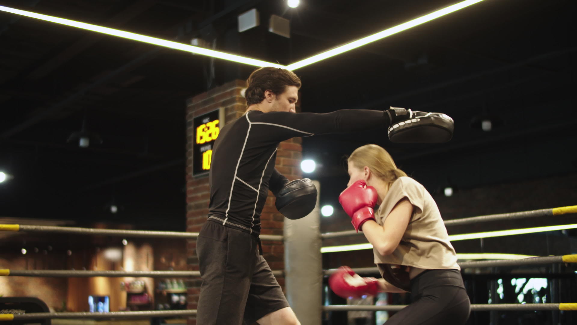 严肃的男拳击手指导女拳击手视频的预览图