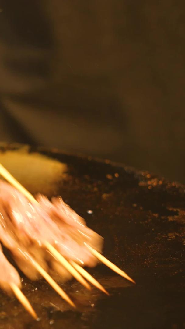 城市宵夜小吃特色美食烧烤羊肉串制作工艺素材视频的预览图