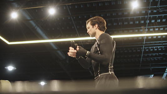 运动强壮的男人在体育俱乐部跳男拳击手视频的预览图