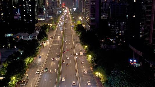 夜晚的都市主干道繁忙交通视频的预览图