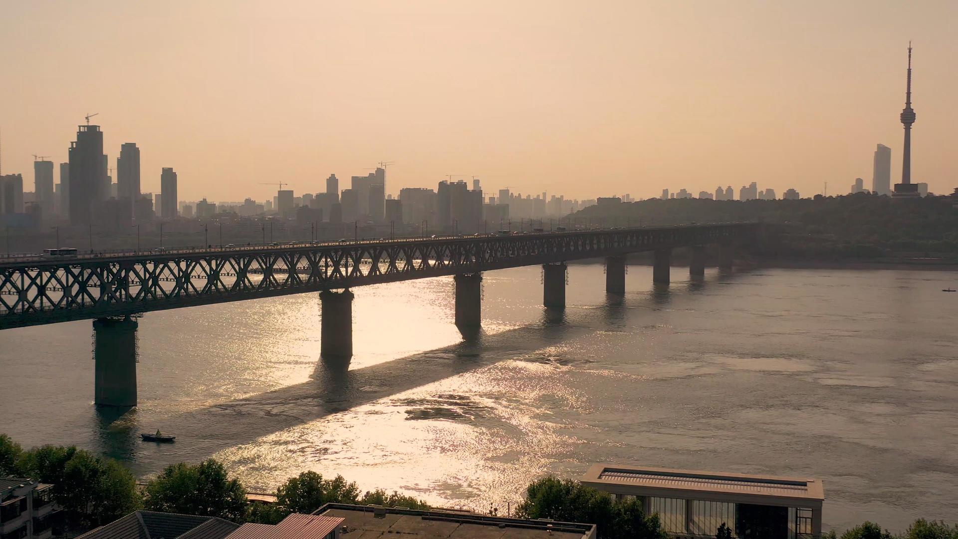 环绕航拍日落时分的武汉长江大桥和电视塔视频的预览图