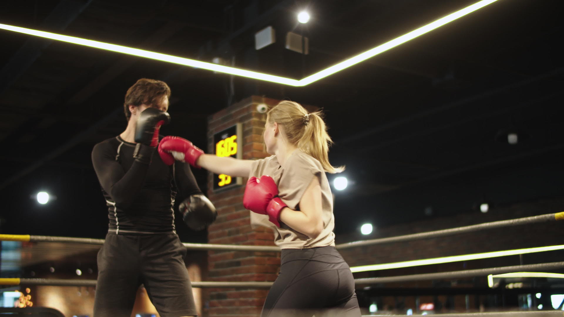 活跃的运动夫妇在健身房打架视频的预览图
