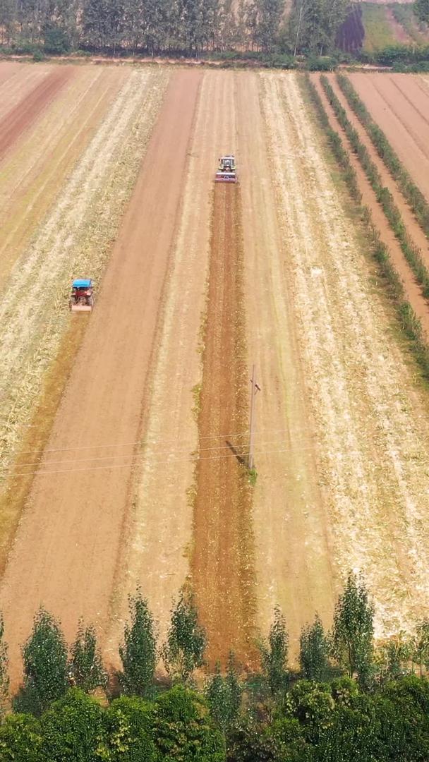 陕西省农业拖拉机耕地作业航拍素材视频的预览图