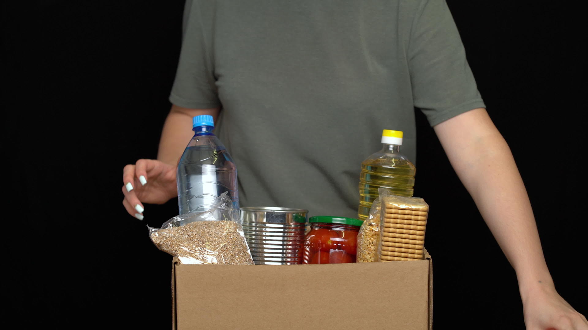 志愿者将食物放入慈善概念捐赠箱视频的预览图