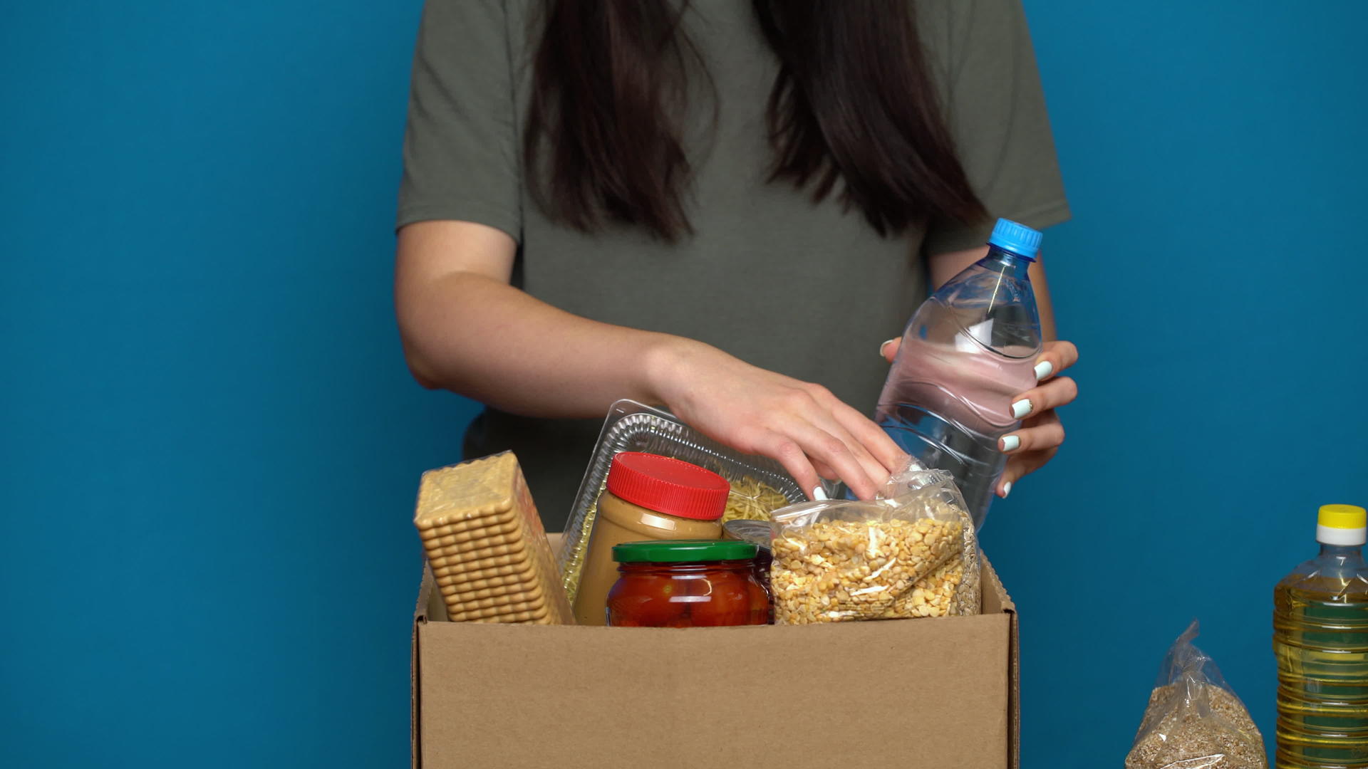 志愿者将食物放入慈善概念捐赠箱视频的预览图