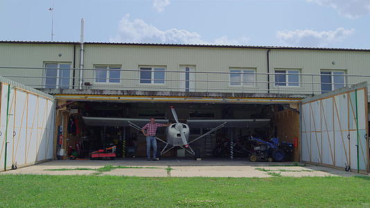 飞行员经常设置飞机机库乡村视频的预览图