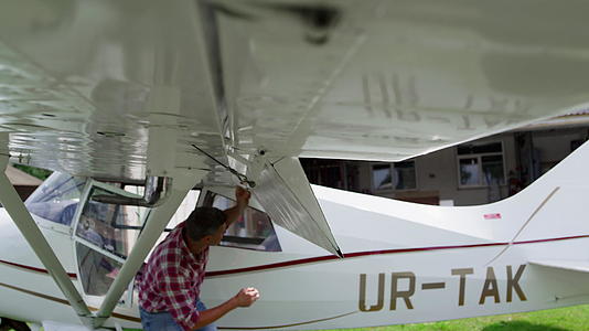 航空工程师在飞行前准备检查机翼的私人飞机视频的预览图