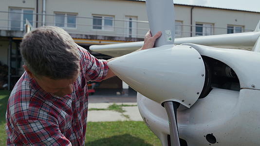 飞机工程师在机场近距离着陆后检查螺旋桨叶片视频的预览图