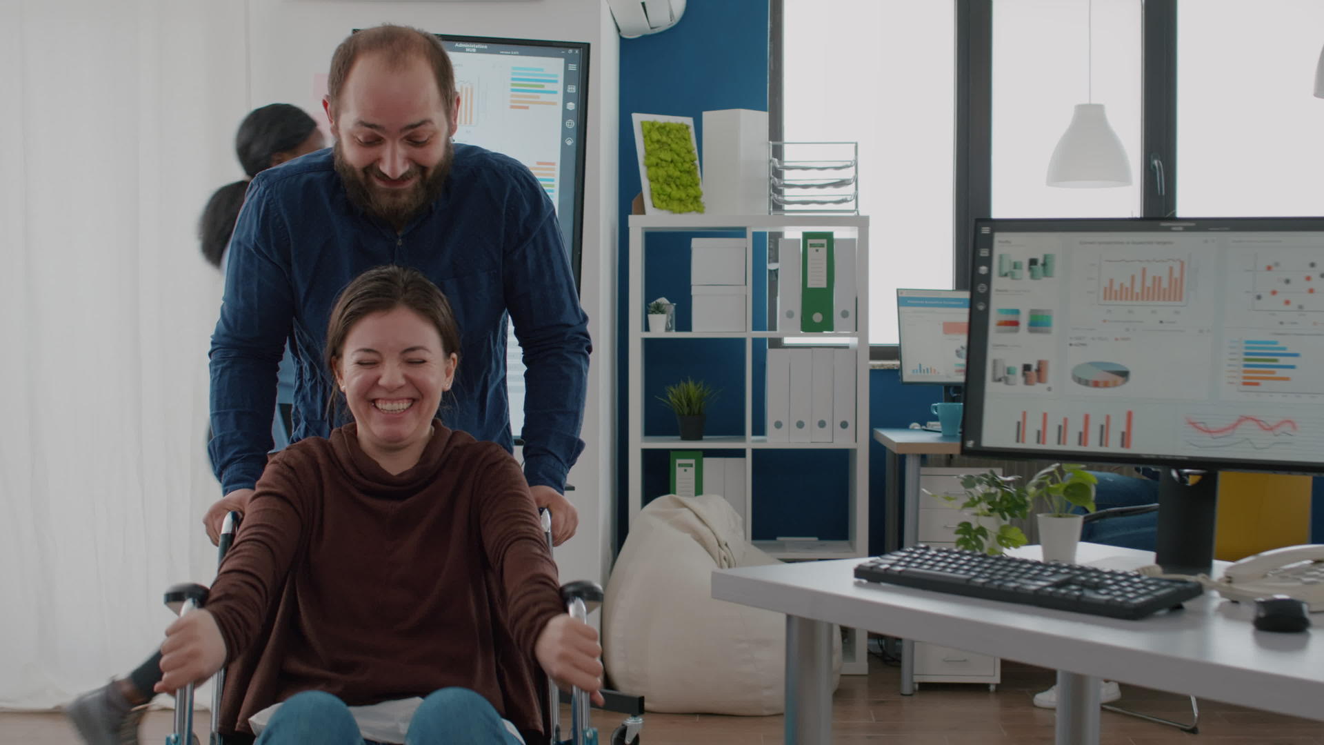 与瘫痪同事一起推轮椅的员工和瘫痪同事视频的预览图