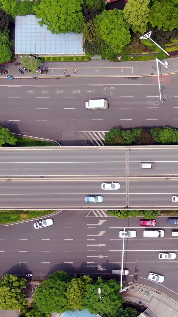 城市交叉路交通俯拍视频的预览图