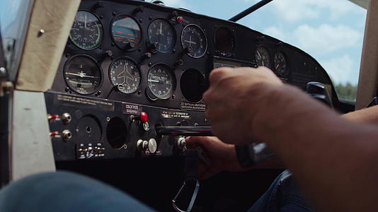 飞行员在技术飞机机舱特写镜头中准备好驾驶飞机视频的预览图