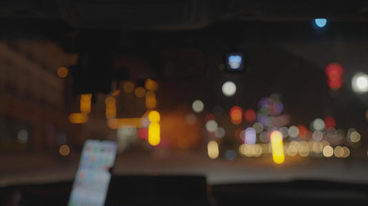 行驶的汽车内第一视角虚焦的璀璨灯光和街景道路4k素材视频的预览图