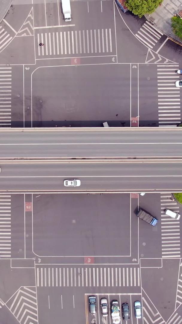 城市交叉路交通俯拍视频的预览图