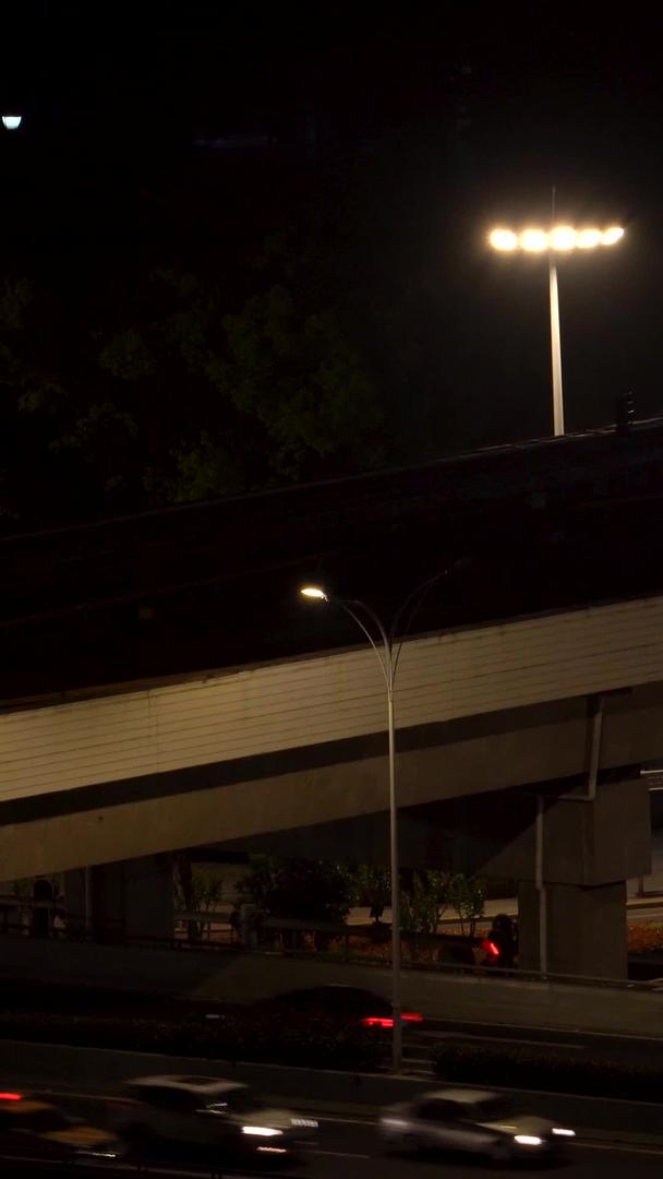夜间城市交通轻轨站台及立交桥车流视频素材视频的预览图