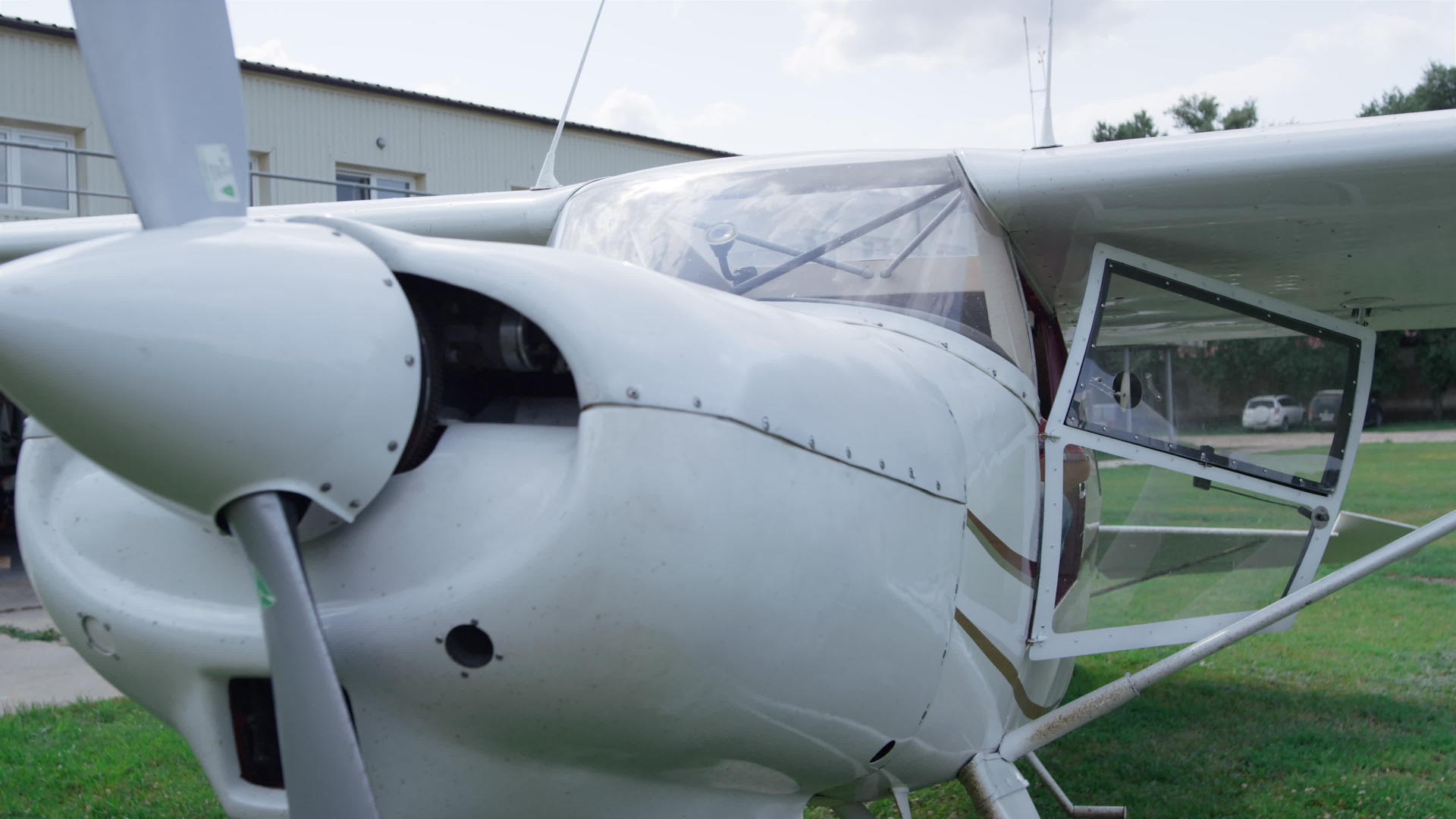 小型私人飞机停在绿草机场阴天视频的预览图