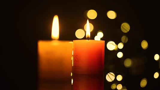 美丽燃烧的蜡烛祈福意境空镜头视频的预览图