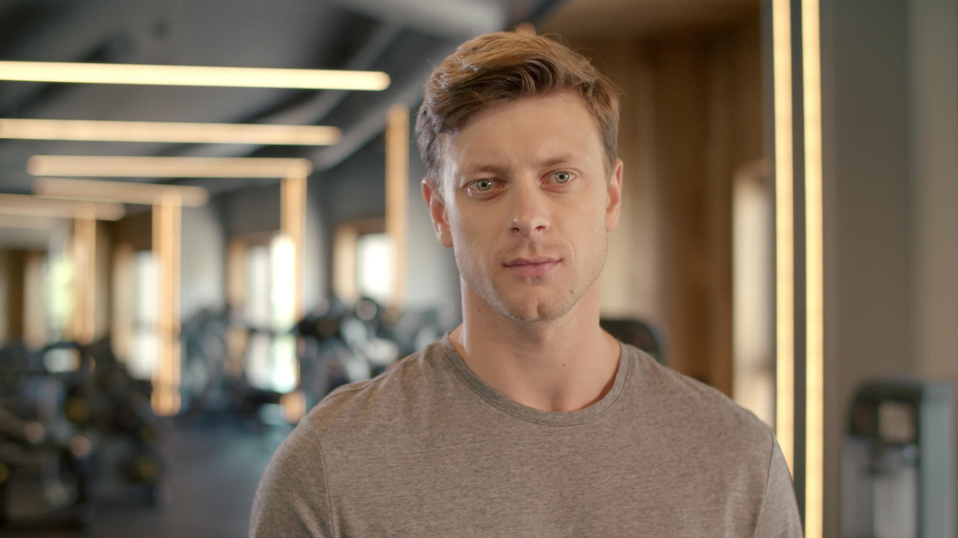 健身房里英俊的健美运动员的肖像视频的预览图