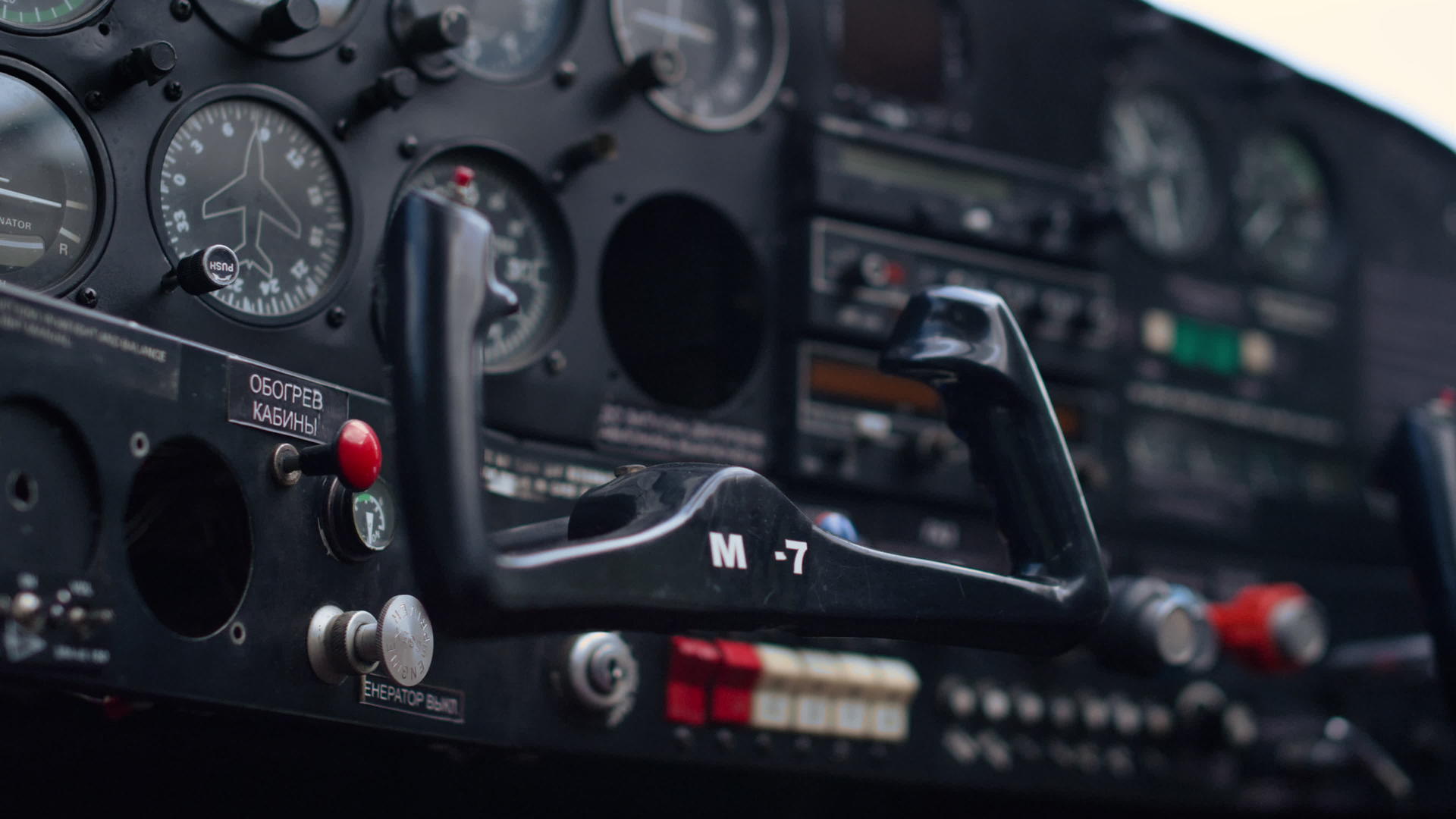 现代飞机方向盘在小型私人飞机驾驶舱内视频的预览图