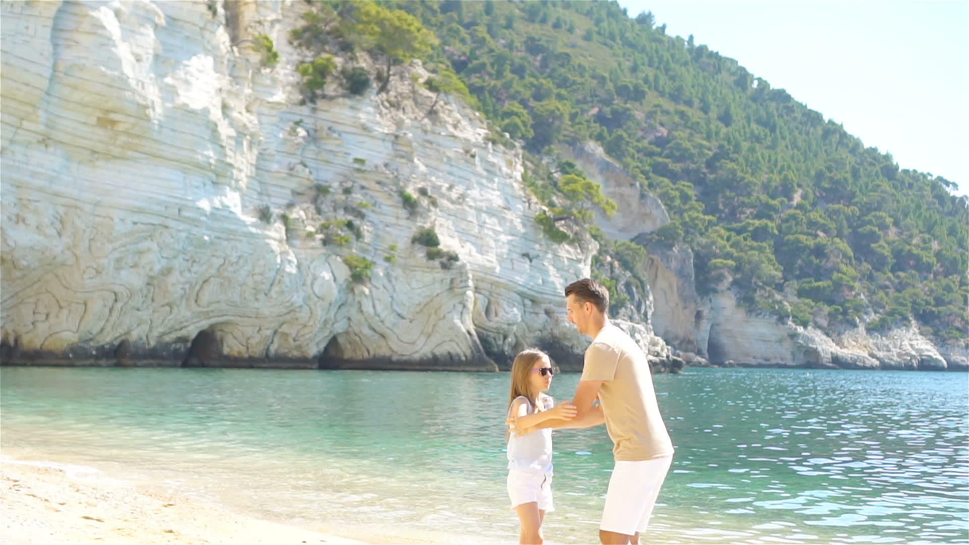 快乐的父亲和他可爱的小女儿在海滩上视频的预览图